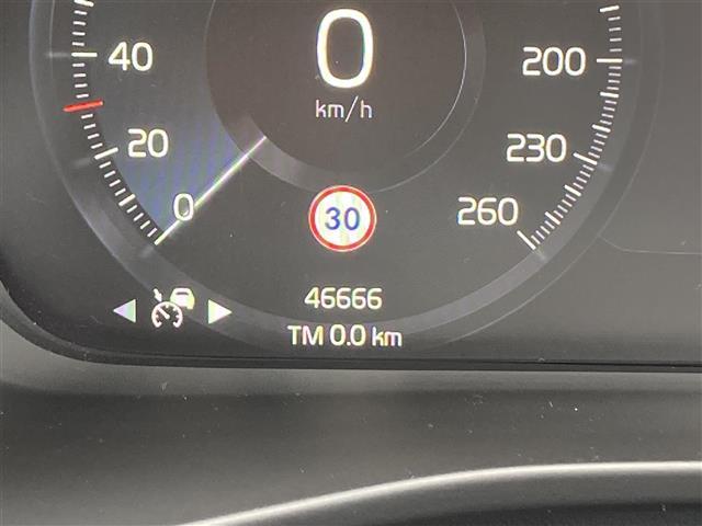 ＸＣ４０ Ｂ４　ＡＷＤ　Ｒデザイン　パノラマサンルーフ　３６０°カメラ　コーナーセンサー　パーキングアシスト　カープレイ　アンドロイドオート　ハーマンカードン　ハーフレザーシート　シートヒーター　ハンドルヒーター　前後ドライブレコーダー（17枚目）