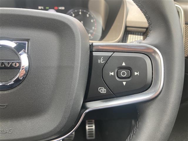 ＸＣ４０ Ｂ４　ＡＷＤ　Ｒデザイン　パノラマサンルーフ　３６０°カメラ　コーナーセンサー　パーキングアシスト　カープレイ　アンドロイドオート　ハーマンカードン　ハーフレザーシート　シートヒーター　ハンドルヒーター　前後ドライブレコーダー（18枚目）