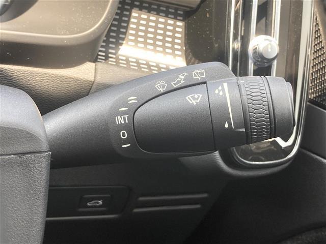 ＸＣ４０ Ｂ４　ＡＷＤ　Ｒデザイン　パノラマサンルーフ　３６０°カメラ　コーナーセンサー　パーキングアシスト　カープレイ　アンドロイドオート　ハーマンカードン　ハーフレザーシート　シートヒーター　ハンドルヒーター　前後ドライブレコーダー（19枚目）