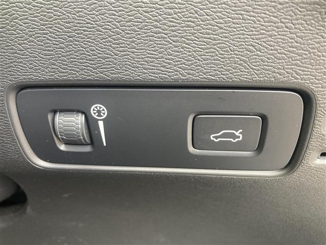 ＸＣ４０ Ｂ４　ＡＷＤ　Ｒデザイン　パノラマサンルーフ　３６０°カメラ　コーナーセンサー　パーキングアシスト　カープレイ　アンドロイドオート　ハーマンカードン　ハーフレザーシート　シートヒーター　ハンドルヒーター　前後ドライブレコーダー（20枚目）