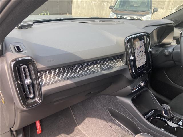 ＸＣ４０ Ｂ４　ＡＷＤ　Ｒデザイン　パノラマサンルーフ　３６０°カメラ　コーナーセンサー　パーキングアシスト　カープレイ　アンドロイドオート　ハーマンカードン　ハーフレザーシート　シートヒーター　ハンドルヒーター　前後ドライブレコーダー（23枚目）