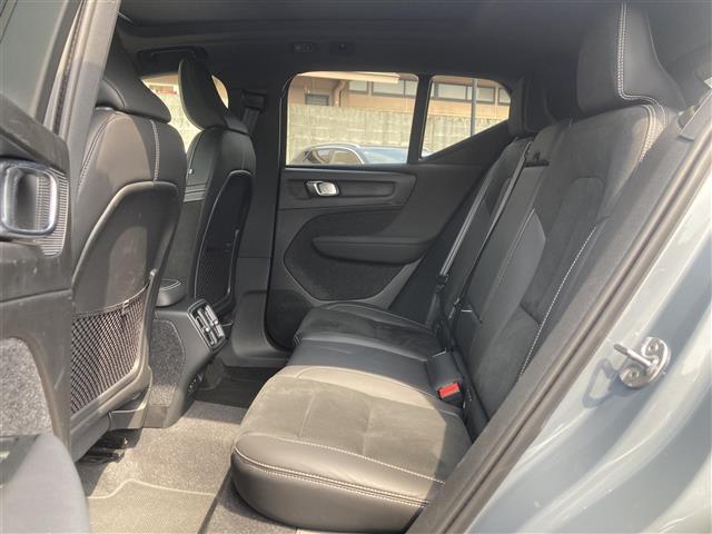 ＸＣ４０ Ｂ４　ＡＷＤ　Ｒデザイン　パノラマサンルーフ　３６０°カメラ　コーナーセンサー　パーキングアシスト　カープレイ　アンドロイドオート　ハーマンカードン　ハーフレザーシート　シートヒーター　ハンドルヒーター　前後ドライブレコーダー（26枚目）