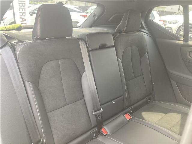 ＸＣ４０ Ｂ４　ＡＷＤ　Ｒデザイン　パノラマサンルーフ　３６０°カメラ　コーナーセンサー　パーキングアシスト　カープレイ　アンドロイドオート　ハーマンカードン　ハーフレザーシート　シートヒーター　ハンドルヒーター　前後ドライブレコーダー（29枚目）