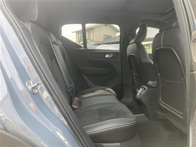 ＸＣ４０ Ｂ４　ＡＷＤ　Ｒデザイン　パノラマサンルーフ　３６０°カメラ　コーナーセンサー　パーキングアシスト　カープレイ　アンドロイドオート　ハーマンカードン　ハーフレザーシート　シートヒーター　ハンドルヒーター　前後ドライブレコーダー（30枚目）