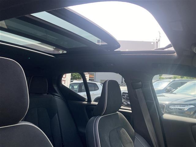 ＸＣ４０ Ｂ４　ＡＷＤ　Ｒデザイン　パノラマサンルーフ　３６０°カメラ　コーナーセンサー　パーキングアシスト　カープレイ　アンドロイドオート　ハーマンカードン　ハーフレザーシート　シートヒーター　ハンドルヒーター　前後ドライブレコーダー（33枚目）