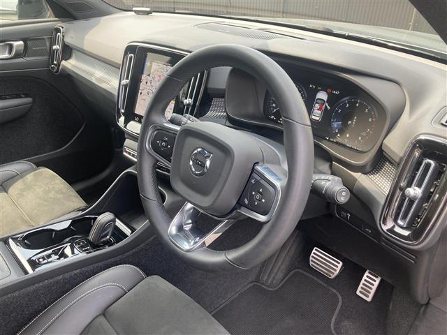 ＸＣ４０ Ｂ４　ＡＷＤ　Ｒデザイン　パノラマサンルーフ　３６０°カメラ　コーナーセンサー　パーキングアシスト　カープレイ　アンドロイドオート　ハーマンカードン　ハーフレザーシート　シートヒーター　ハンドルヒーター　前後ドライブレコーダー（35枚目）