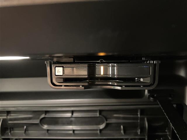 XC40 アルティメット B4 AWD ダークエディション ハーフレザーシート パワーシート シートヒーター ハンドルヒーター 純正ナビ 全方位カメラ ETC ワイヤレス充電 LEDヘッドランプ LEDフォグランプ(4枚目)