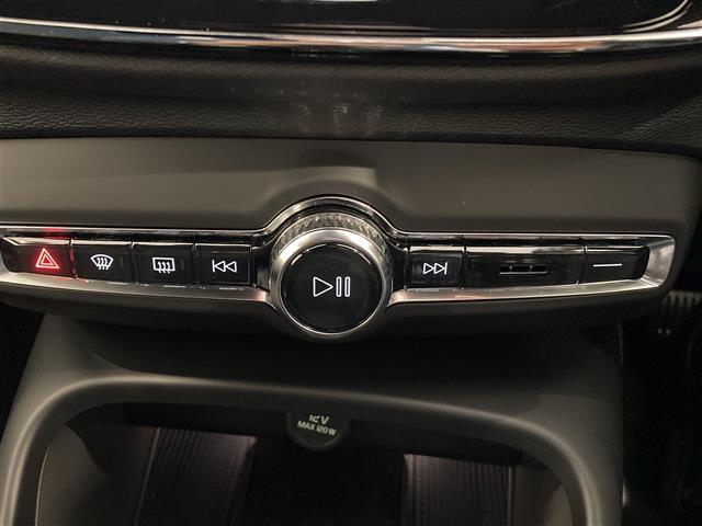 XC40 アルティメット B4 AWD ダークエディション ハーフレザーシート パワーシート シートヒーター ハンドルヒーター 純正ナビ 全方位カメラ ETC ワイヤレス充電 LEDヘッドランプ LEDフォグランプ(9枚目)