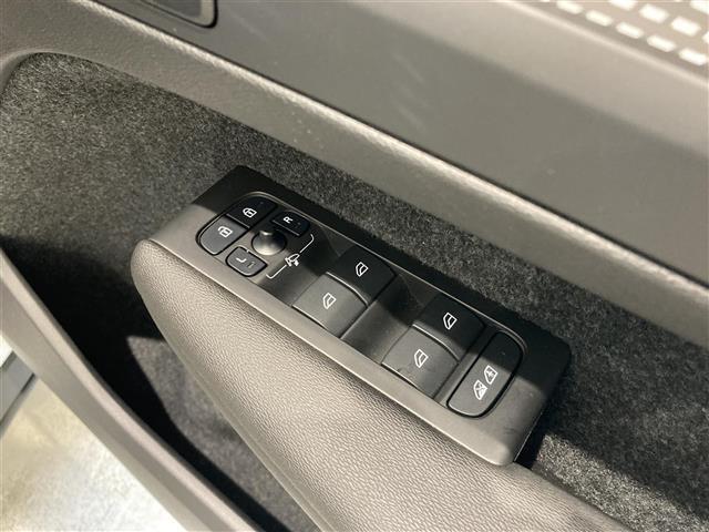 XC40 アルティメット B4 AWD ダークエディション ハーフレザーシート パワーシート シートヒーター ハンドルヒーター 純正ナビ 全方位カメラ ETC ワイヤレス充電 LEDヘッドランプ LEDフォグランプ(20枚目)