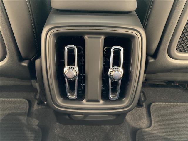 ＸＣ４０ アルティメット　Ｂ４　ＡＷＤ　ダークエディション　ハーフレザーシート　パワーシート　シートヒーター　ハンドルヒーター　純正ナビ　全方位カメラ　ＥＴＣ　ワイヤレス充電　ＬＥＤヘッドランプ　ＬＥＤフォグランプ（12枚目）