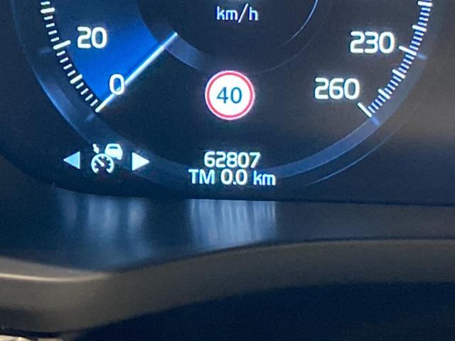 ＸＣ６０ Ｄ４　ＡＷＤ　インスクリプション　グレー革シート　パワーシート　シートヒーター　シートクーラー　ハンドルヒーター　ヘッドアップディスプレイ　純正ナビ　フルセグ　ＥＴＣ　前後ドラレコ　パワーバックドア　ＬＥＤヘッドランプ　フォグランプ！（12枚目）