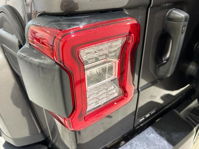 ジープ・ラングラーアンリミテッド サハラ 黒革シート シートヒーター ハンドルヒーター 防眩ミラー 純正ナビ フルセグTV Bluetooth バックカメラ クルーズコントロール パーキングセンサー! ETC オートライト LEDヘッドランプ(14枚目)