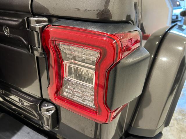 ジープ・ラングラーアンリミテッド サハラ 黒革シート シートヒーター ハンドルヒーター 防眩ミラー 純正ナビ フルセグTV Bluetooth バックカメラ クルーズコントロール パーキングセンサー! ETC オートライト LEDヘッドランプ(15枚目)