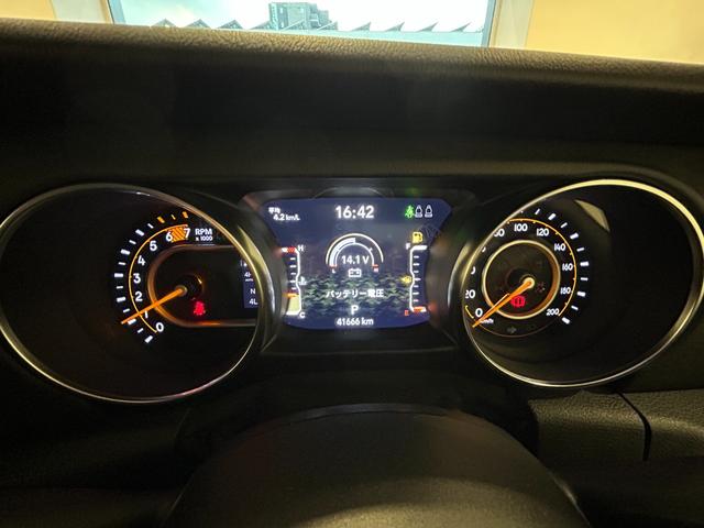 ジープ・ラングラーアンリミテッド サハラ 黒革シート シートヒーター ハンドルヒーター 防眩ミラー 純正ナビ フルセグTV Bluetooth バックカメラ クルーズコントロール パーキングセンサー! ETC オートライト LEDヘッドランプ(42枚目)