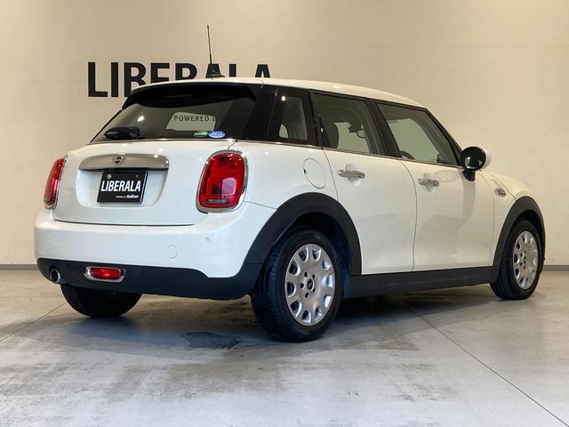 MINI ワン シートヒーター! 純正ナビ バックカメラ コーナーセンサー パーキングアシスト インテリジェントセーフティ ETC 前後ドライブレコーダー 衝突警告 LED ユニオンジャックテールライト スマートキー(4枚目)