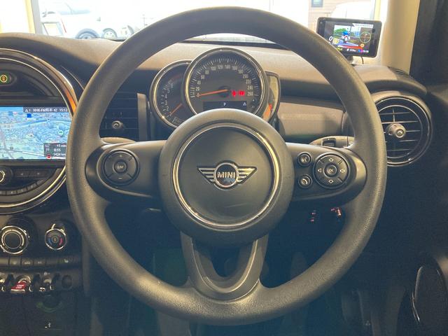 MINI ワン シートヒーター! 純正ナビ バックカメラ コーナーセンサー パーキングアシスト インテリジェントセーフティ ETC 前後ドライブレコーダー 衝突警告 LED ユニオンジャックテールライト スマートキー(5枚目)