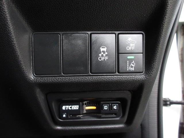 ステップワゴンスパーダ スパーダホンダセンシング　禁煙車　助手席エアバッグ　Ｗパワスラ　地デジ　ＬＥＤライト　横滑り防止システム　オートエアコン　リアカメラ　ドライブレコーダー装着車　ナビ＆ＴＶ　三列シート　アイドリングＳ　ＥＴＣ付　スマ鍵　キーレス（4枚目）