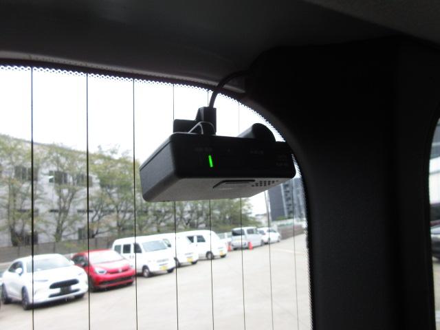 ステップワゴンスパーダ スパーダホンダセンシング　禁煙車　助手席エアバッグ　Ｗパワスラ　地デジ　ＬＥＤライト　横滑り防止システム　オートエアコン　リアカメラ　ドライブレコーダー装着車　ナビ＆ＴＶ　三列シート　アイドリングＳ　ＥＴＣ付　スマ鍵　キーレス（6枚目）