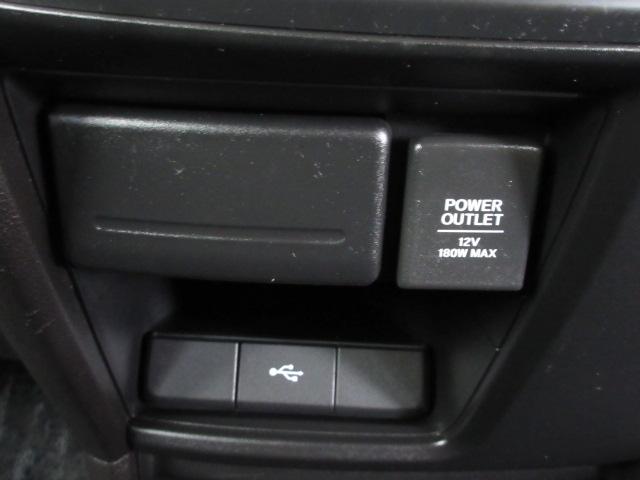 ステップワゴンスパーダ スパーダホンダセンシング　禁煙車　助手席エアバッグ　Ｗパワスラ　地デジ　ＬＥＤライト　横滑り防止システム　オートエアコン　リアカメラ　ドライブレコーダー装着車　ナビ＆ＴＶ　三列シート　アイドリングＳ　ＥＴＣ付　スマ鍵　キーレス（10枚目）