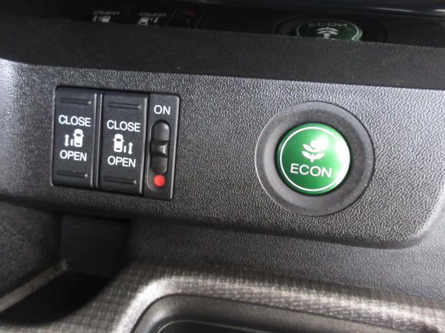 ステップワゴンスパーダ スパーダホンダセンシング　禁煙車　助手席エアバッグ　Ｗパワスラ　地デジ　ＬＥＤライト　横滑り防止システム　オートエアコン　リアカメラ　ドライブレコーダー装着車　ナビ＆ＴＶ　三列シート　アイドリングＳ　ＥＴＣ付　スマ鍵　キーレス（11枚目）