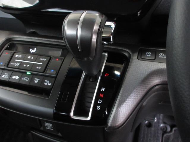 ステップワゴンスパーダ スパーダホンダセンシング　禁煙車　助手席エアバッグ　Ｗパワスラ　地デジ　ＬＥＤライト　横滑り防止システム　オートエアコン　リアカメラ　ドライブレコーダー装着車　ナビ＆ＴＶ　三列シート　アイドリングＳ　ＥＴＣ付　スマ鍵　キーレス（13枚目）