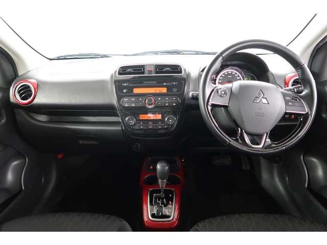 操作もし易いインパネ回り　純正オプション品のインテリアガーニッシュ（レッド）を装備