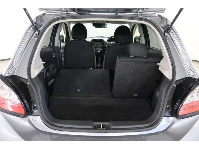 後席シートは、６：４分割で倒す事が可能