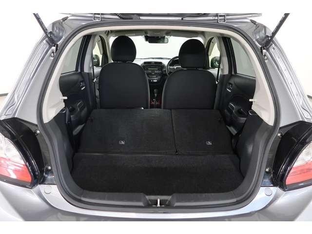 後席の左右を倒せば大きな荷室に