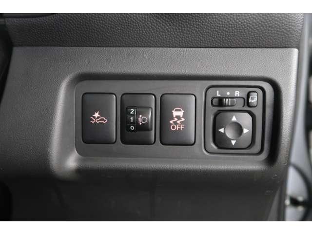 ・電動格納ドアミラー・横滑り防止・ヘッドライト光軸調整・衝突被害軽減ブレーキ　各スイッチも分かりやすく配置