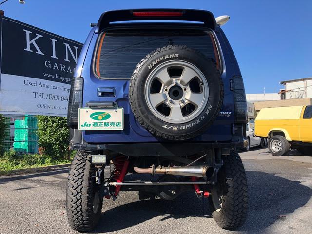 ジムニー ワイルドウインド　８０周年記念車　４ＷＤ　モーターファーム３インチリフトアップ　社外ラテラル　社外マフラ－　社外１６インチアルミ　マッドタイヤ　ロングブレーキホース　ＬＥＤヘッド　ＬＥＤテール　背面タイヤ　ＥＴＣ（7枚目）