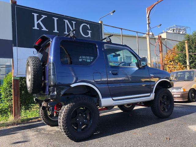 ジムニー ワイルドウインド　８０周年記念車　４ＷＤ　モーターファーム３インチリフトアップ　社外ラテラル　社外マフラ－　社外１６インチアルミ　マッドタイヤ　ロングブレーキホース　ＬＥＤヘッド　ＬＥＤテール　背面タイヤ　ＥＴＣ（10枚目）