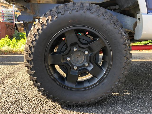 ジムニー ワイルドウインド　８０周年記念車　４ＷＤ　モーターファーム３インチリフトアップ　社外ラテラル　社外マフラ－　社外１６インチアルミ　マッドタイヤ　ロングブレーキホース　ＬＥＤヘッド　ＬＥＤテール　背面タイヤ　ＥＴＣ（11枚目）