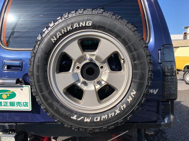 ジムニー ワイルドウインド　８０周年記念車　４ＷＤ　モーターファーム３インチリフトアップ　社外ラテラル　社外マフラ－　社外１６インチアルミ　マッドタイヤ　ロングブレーキホース　ＬＥＤヘッド　ＬＥＤテール　背面タイヤ　ＥＴＣ（18枚目）