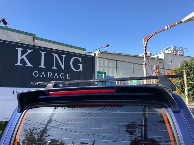 ジムニー ワイルドウインド　８０周年記念車　４ＷＤ　モーターファーム３インチリフトアップ　社外ラテラル　社外マフラ－　社外１６インチアルミ　マッドタイヤ　ロングブレーキホース　ＬＥＤヘッド　ＬＥＤテール　背面タイヤ　ＥＴＣ（19枚目）