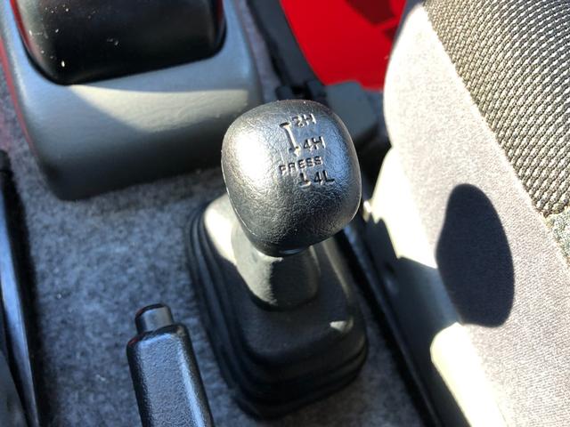 ジムニー ワイルドウインド　８０周年記念車　４ＷＤ　モーターファーム３インチリフトアップ　社外ラテラル　社外マフラ－　社外１６インチアルミ　マッドタイヤ　ロングブレーキホース　ＬＥＤヘッド　ＬＥＤテール　背面タイヤ　ＥＴＣ（25枚目）