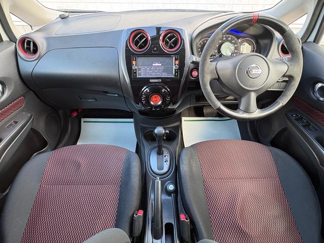 ノート ニスモ　禁煙車　専用ステアリング　純正ナビ　フルセグＴＶ　Ｂｌｕｅｔｏｏｔｈ　ＬＥＤヘッドライト　ＬＥＤフォグライト　リアフォグ　プッシュスタート　電動格納ミラー　シガーソケット（2枚目）