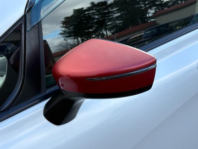 ノート ニスモ　禁煙車　専用ステアリング　純正ナビ　フルセグＴＶ　Ｂｌｕｅｔｏｏｔｈ　ＬＥＤヘッドライト　ＬＥＤフォグライト　リアフォグ　プッシュスタート　電動格納ミラー　シガーソケット（17枚目）