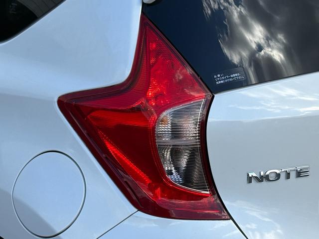 ノート ニスモ　禁煙車　専用ステアリング　純正ナビ　フルセグＴＶ　Ｂｌｕｅｔｏｏｔｈ　ＬＥＤヘッドライト　ＬＥＤフォグライト　リアフォグ　プッシュスタート　電動格納ミラー　シガーソケット（20枚目）