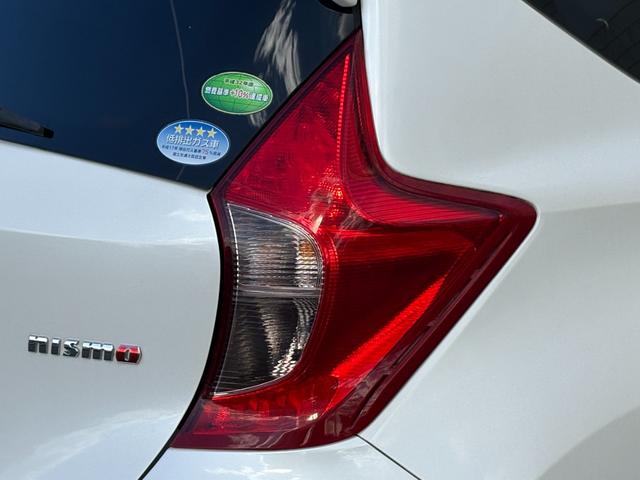 ノート ニスモ　禁煙車　専用ステアリング　純正ナビ　フルセグＴＶ　Ｂｌｕｅｔｏｏｔｈ　ＬＥＤヘッドライト　ＬＥＤフォグライト　リアフォグ　プッシュスタート　電動格納ミラー　シガーソケット（21枚目）