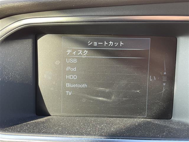 Ｖ４０ Ｔ４　ＳＥ　純正ＨＤＤナビ　ＣＤ　ＤＶＤ　Ｂｌｕｅｔｏｏｔｈ　バックカメラ　ＥＴＣ　プッシュスタート　スマートキー　前後ドライブレコーダー　衝突軽減ブレーキ　レーンキープアシスト　レザーシート　シートヒーター（3枚目）