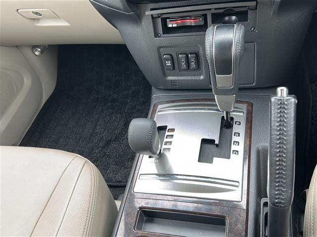 パジェロ ファイナルエディション　７００台限定特別仕様車　サンルーフ　レザーシート　ナビ　バックカメラ　ＥＴＣ　シートヒーター　クルコン　ルーフレール　リアデフロック　寒冷地仕様　ＨＩＤ　オートライト　直４ディーゼルターボエンジン（6枚目）