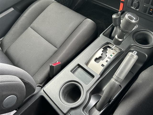 ＦＪクルーザー ベースグレード　ツートンカラー　Ｍ／Ｔタイヤ　ルーフラック　サイドステップ　社外１７ＡＷ　４ＷＤ　背面タイヤ　ナビ　ＮＳＺＴ－Ｗ６２Ｇ　バックカメラ　ＣＤ　ＤＶＤ　Ｂｔ　ＥＴＣ　ドラレコ　マット　バイザー　キーレス（14枚目）