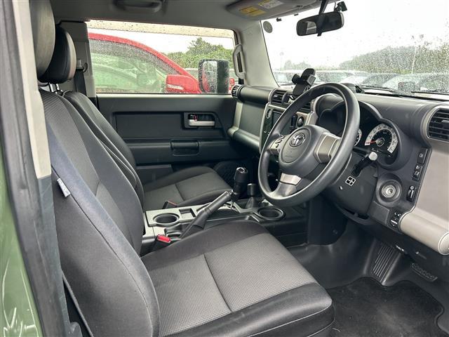 ＦＪクルーザー ベースグレード　ツートンカラー　Ｍ／Ｔタイヤ　ルーフラック　サイドステップ　社外１７ＡＷ　４ＷＤ　背面タイヤ　ナビ　ＮＳＺＴ－Ｗ６２Ｇ　バックカメラ　ＣＤ　ＤＶＤ　Ｂｔ　ＥＴＣ　ドラレコ　マット　バイザー　キーレス（20枚目）