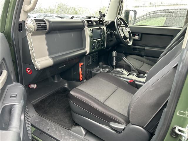 ＦＪクルーザー ベースグレード　ツートンカラー　Ｍ／Ｔタイヤ　ルーフラック　サイドステップ　社外１７ＡＷ　４ＷＤ　背面タイヤ　ナビ　ＮＳＺＴ－Ｗ６２Ｇ　バックカメラ　ＣＤ　ＤＶＤ　Ｂｔ　ＥＴＣ　ドラレコ　マット　バイザー　キーレス（23枚目）