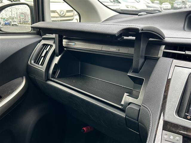 プリウスPHV S ナビAVIC-RZ301 ドラレコ AC100Vコンセント シートヒーター ステアリングヒーター DVD 充電ケーブル車載 スマートキー プッシュスタート マット バイザー HID オートライト(26枚目)