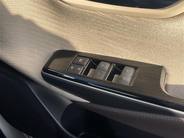 【運転席】座り心地が良いシートなので長時間の運転でも快適にお過ごしいただけます。新品のフロアマットのご注文も可能です。掲載箇所以外にご希望の写真がございましたらお気軽にお問い合わせ下さい。