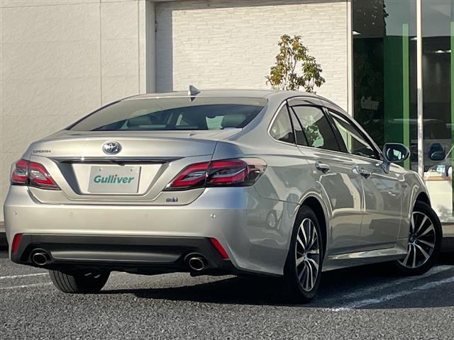 【右】商談ルームには「キッズスペース」を完備しています。ＤＶＤ、ブロック、絵本、おままごとセット。お子様連れでも、ゆっくりとお車をお選びいただけます！