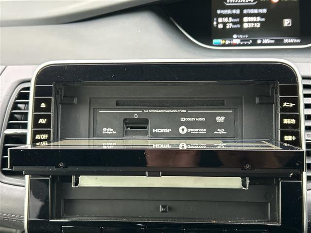 セレナ マルチベッド　ｅ－パワーＨＷＳ　Ｖ　９型ナビ　バックカメラ　プロパイロット　両側パワースライド　ハンズフリーオートスライド　シートヒーター　ステアリングヒーター　ＥＴＣ　純正ドラレコ　フルセグＴＶ　Ｂｔ　ＤＶＤ　Ｂｌｕ－ｒａｙ　エアロ（4枚目）