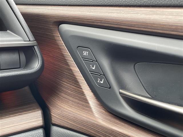 クラウン Ｚ　ガラスルーフ　純正ディスプレイオーディオ　ドライバー異常対応システム　Ｂカメ　全周囲モニター　ＨＵＤ　ミラー一体型ドラレコ　電動サンシェード　充電ホルダー　１００Ｖ充電　シートヒーター　エアシート（16枚目）