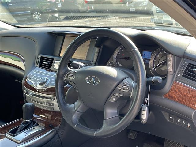 フーガハイブリッド ベースグレード　ナビ　全方位カメラ　レーダークルーズ　フルセグＴＶ　ミュージックＢＯＸ　ハーフレザー　パワーシート　インテリジェントペダル　ビルトインＥＴＣ　木目調パネル　スマートキー　前後センサー　オートライト（2枚目）